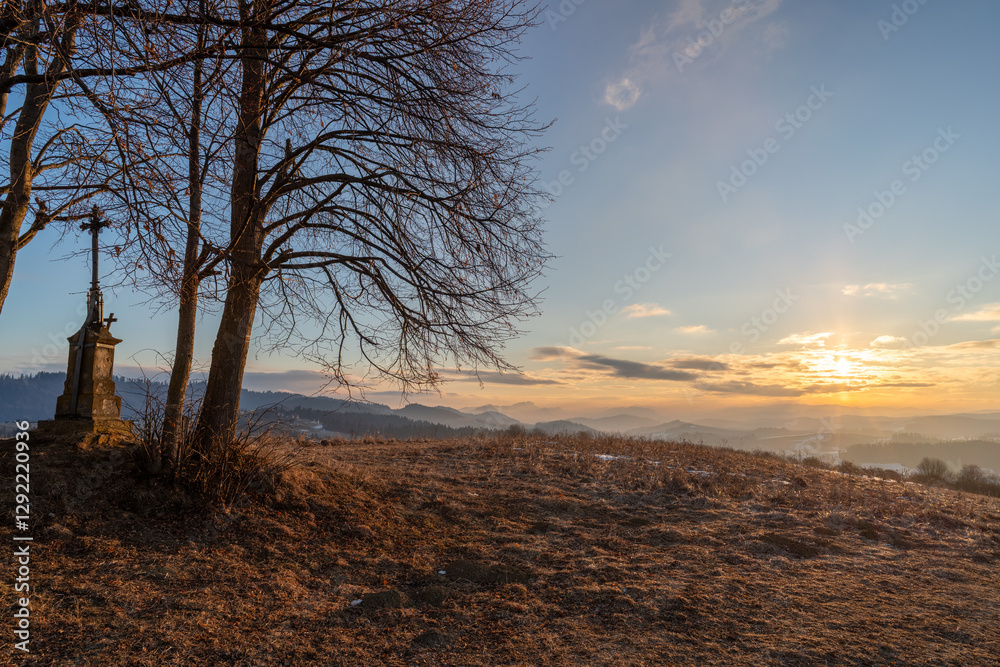 Pieniny Spiskie. Widok ze szczytu Grandeus na Pieniny Spiskie, Przedwiośnie w górach