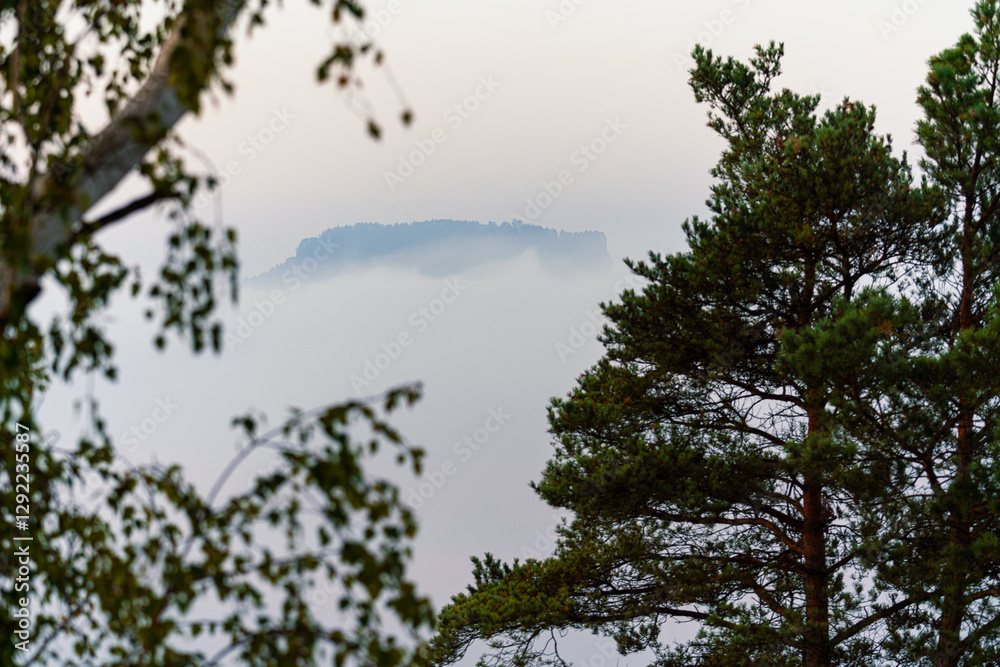 Sonnenaufgang mit Nebel auf dem Gamrig im Nationalpark Sächsische Schweiz in Sachsen Deutschland Sonnenaufgang mit Nebel auf dem Gamrig im Nationalpark Sächsische Schweiz in Sachsen Deutschland