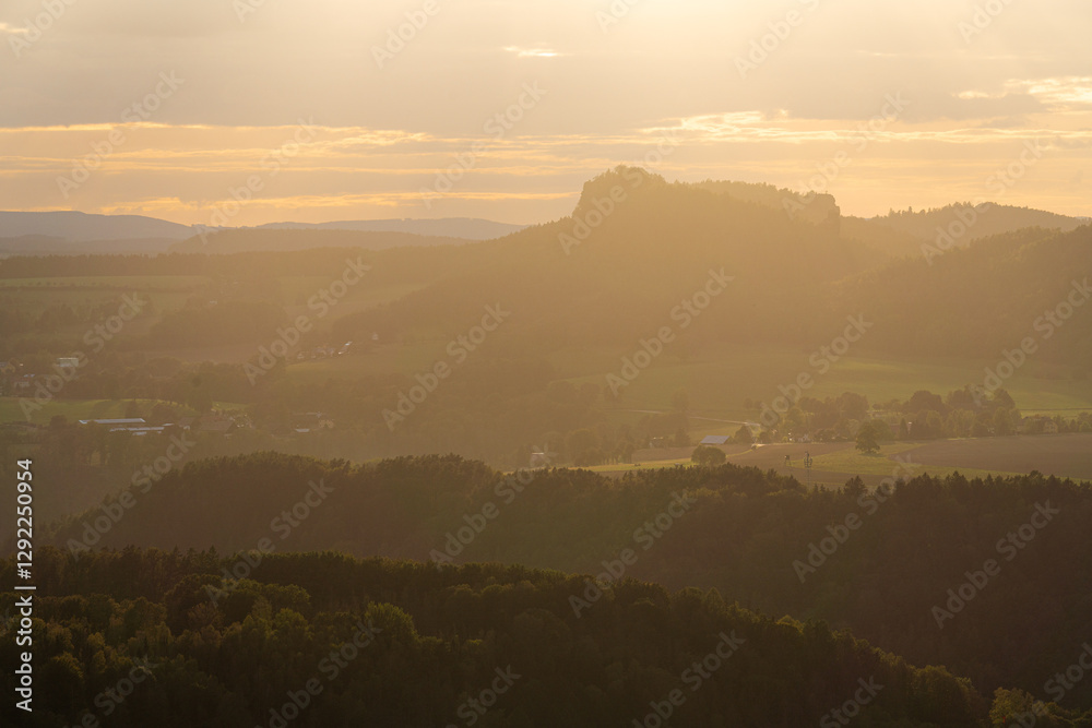Sonnenuntergang im Nationalpark Sächsische Schweiz mit Blick auf Sandstein Tafelberge Sonnenuntergang im Nationalpark Sächsische Schweiz mit Blick auf Sandstein Tafelberge