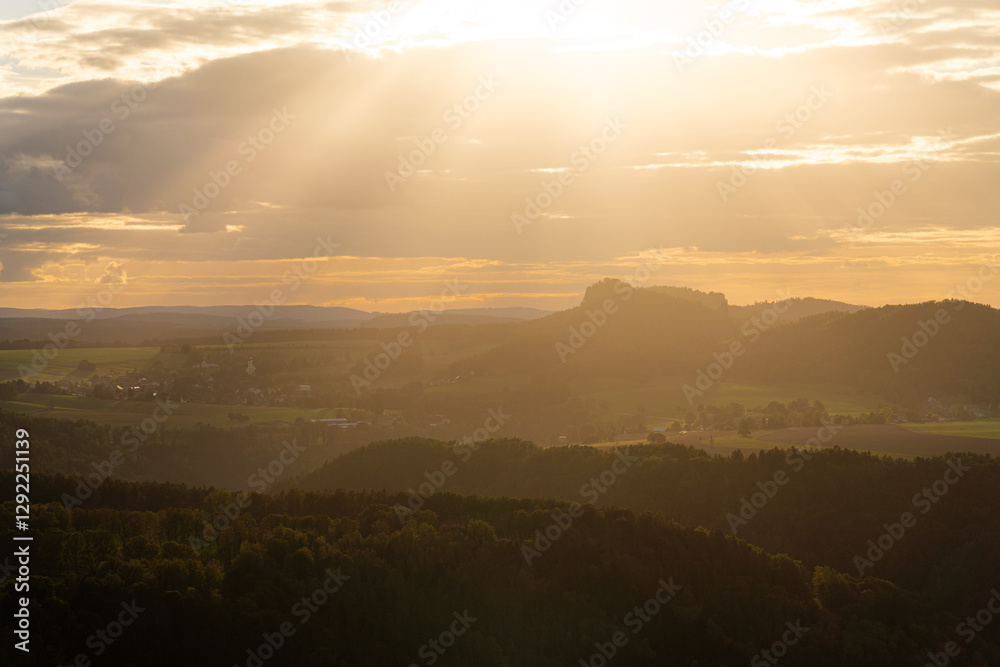 Sonnenuntergang im Nationalpark Sächsische Schweiz mit Blick auf Sandstein Tafelberge Sonnenuntergang im Nationalpark Sächsische Schweiz mit Blick auf Sandstein Tafelberge