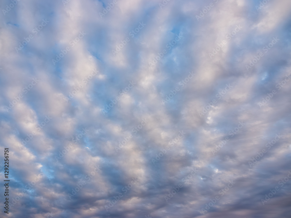 Obraz premium 日暮れどきの雲が多い空05