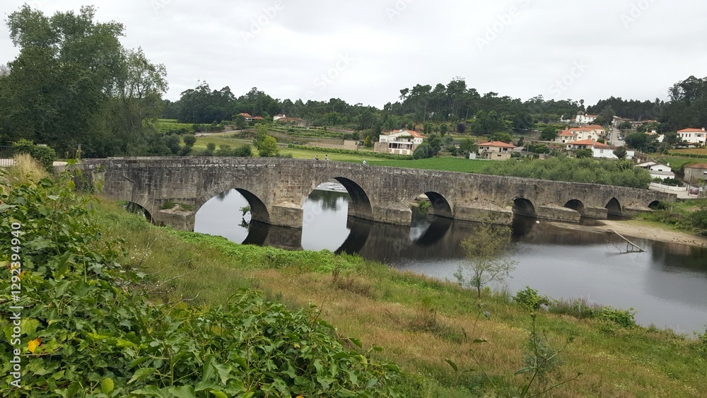 Fototapeta premium Panorâmica de ponte antiga, de pedras, de arquitetura medieval.