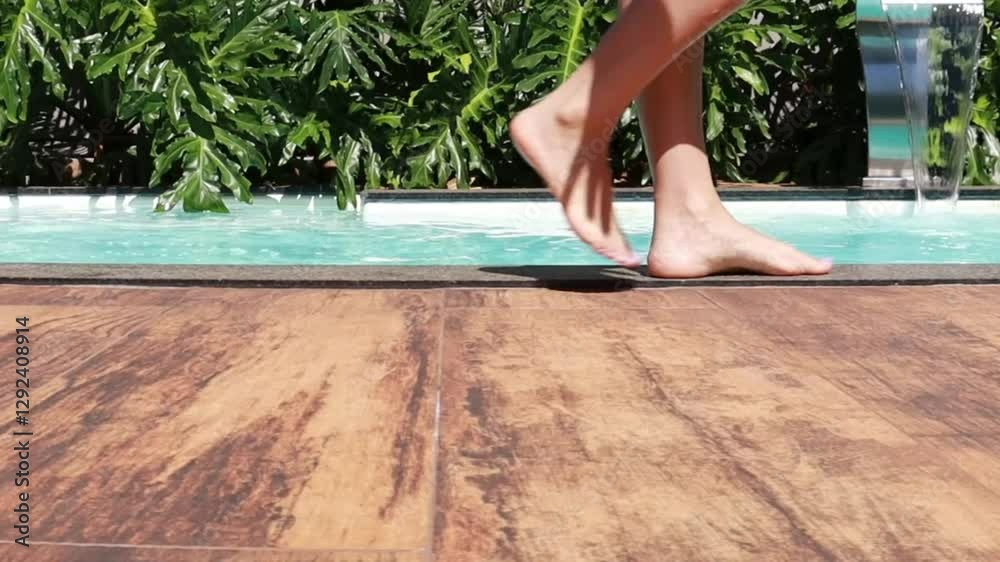 mulher caminha perto de piscina 