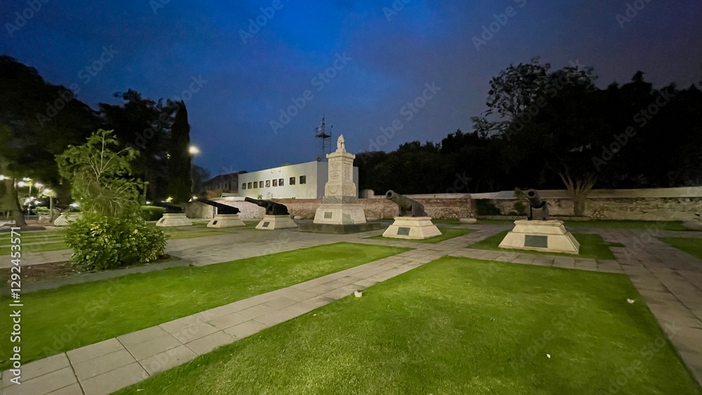 Naklejka premium City park in the evening