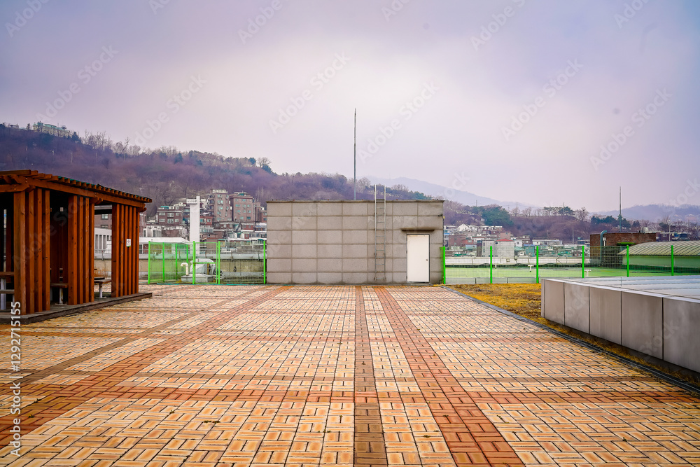 Obraz premium A building's rooftop is an extended architectural space. In cities, it serves as public space or greenery, reflecting experimental design and new lifestyles.
