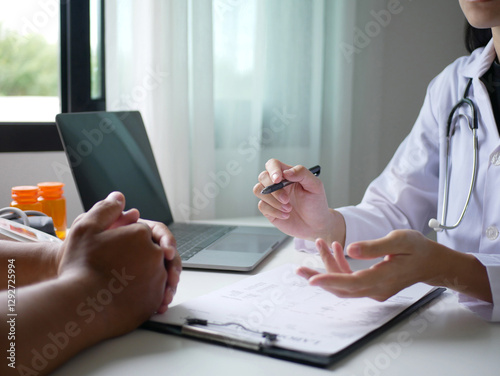 Fotografía The female doctor made an appointment to examine the patient and explained the results to the patient