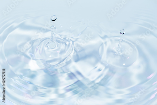 水面に落ちる水滴.