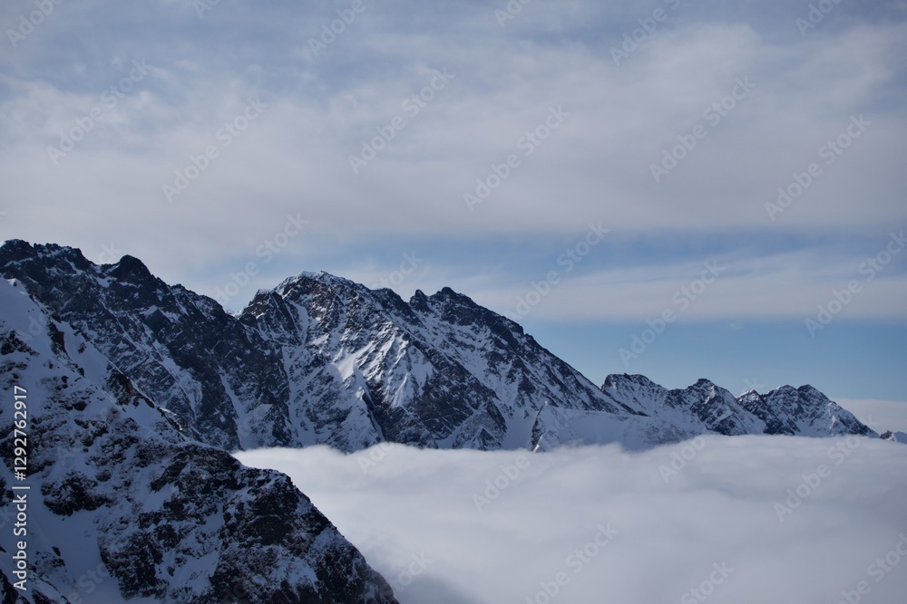 Obraz premium 残雪の北アルプス 雲海