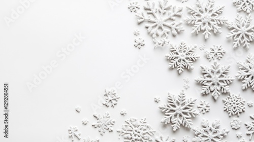 Obraz na płótnie A white background with scattered snowflakes in the corners, creating an elegant and festive atmosphere for Christmas or winter themes. w salonie