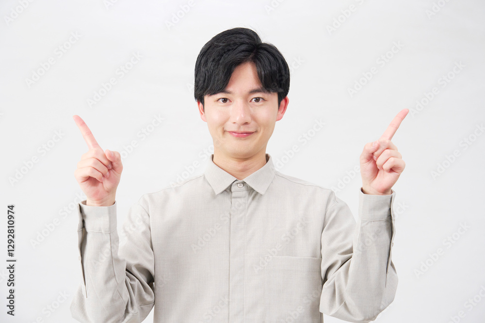 左右を指差す男性　20代　白背景