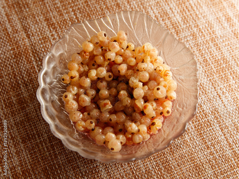 Φωτογραφία A bowl of food with a lot of small pieces of food in it