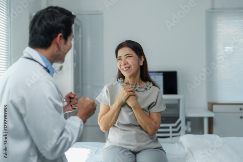 Εκτύπωση καμβά Doctor sharing good news with patient recovering in hospital bed