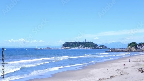 多くの観光客が訪れる夏真っ盛りの湘南・鎌倉の海と、美しい江ノ島の風景の動画素材
