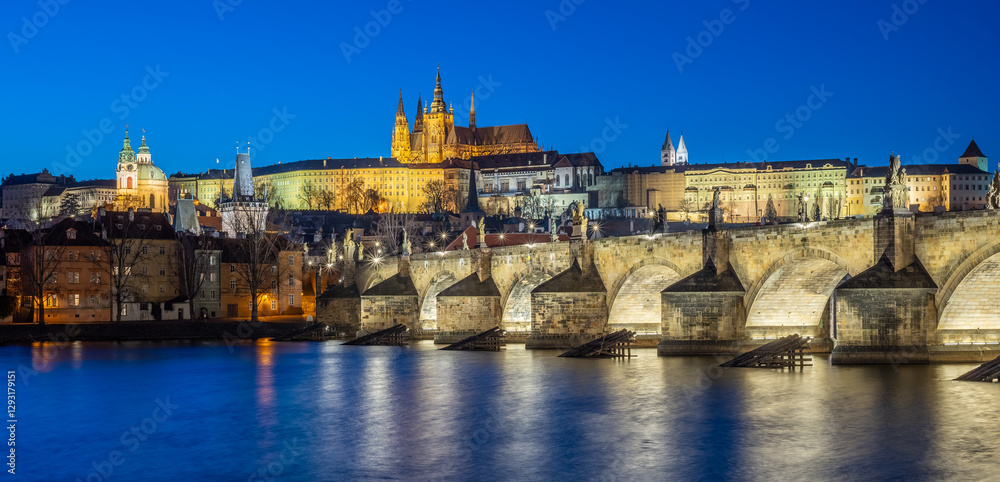 Obraz premium Panoramic night view of the iconic Charles Bridge over Vltava river and Prague Old town cityscape, in Prague, Czech Republic