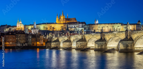 Canvas Print Panoramic night view of the iconic Charles Bridge over Vltava river and Prague O