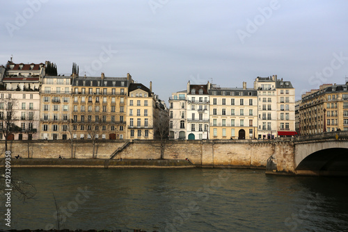 Wallpaper Mural Quais de Seine et vue sur l'île Saint-Louis Torontodigital.ca