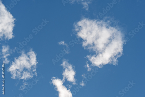 un ciel bleu parsemé de nuage photo