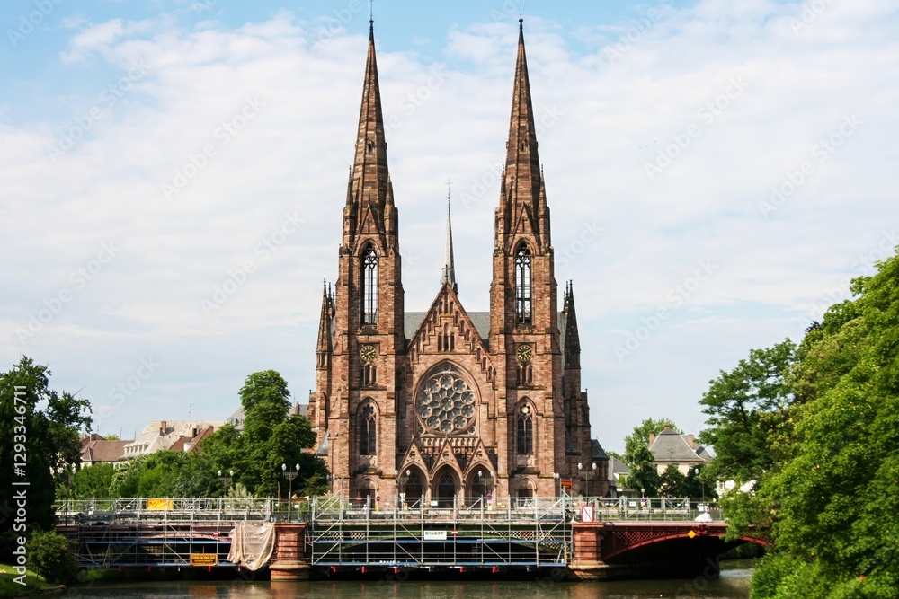 Fototapeta premium St. Paul's Church with Bridge