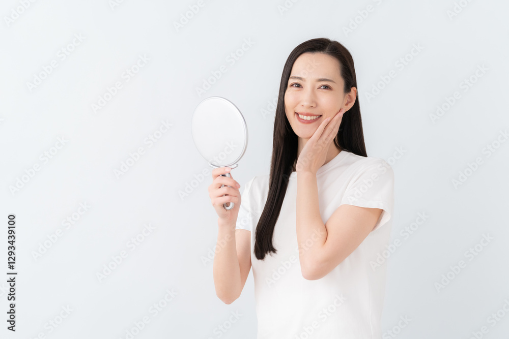 白バックの若い女性 白バックの若い女性