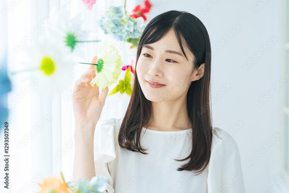 女性、花、フローラル、ナチュラル、美容、スキンケア、笑顔、コピースペース、ブライダル、ウェディング、花嫁、清楚、透明感、若い、ボディケア、美人、アンチエイジング、フラワーカーテン、自然、装飾、ドレス、日本人、ポートレート、結婚式、前撮り、明るい、チャペル、フラワーアレンジメント、記念日、エステ、サロン、美肌、美白、ホワイトニング、美顔、セルフケア、コスメ、化粧品、メイク、美しい、キレイめ、シンプル