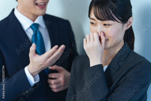口臭、スメハラ、スメルハラスメント、臭い、体臭、加齢臭、ブレスケア、オーラルケア、女性、男性、悪臭、タバコ、煙草、喫煙者、会話、同僚、鼻をつまむ、嫌がる、ストレス、ビジネスパーソン、ビジネスウーマン、ビジネスマン、日本人、おじさん、中年、会社員、サラリーマン、ニンニク、柔軟剤、香害、嗅覚、不快、ニオイ、ワキガ、汗臭、マナー、エチケット、不満、困る、悩む、悩み、トラブル、ネガティブ、憂うつ、消臭、無
