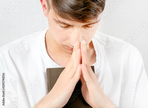 Obraz na płótnie Young Man is praying w salonie