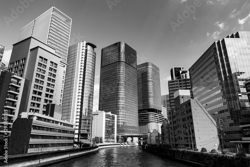 モノクロの都市高層ビル群と川、洗練された都会の風景
Black and White Cityscape of Skyscrapers and River, A Sophisticated Urban Scene