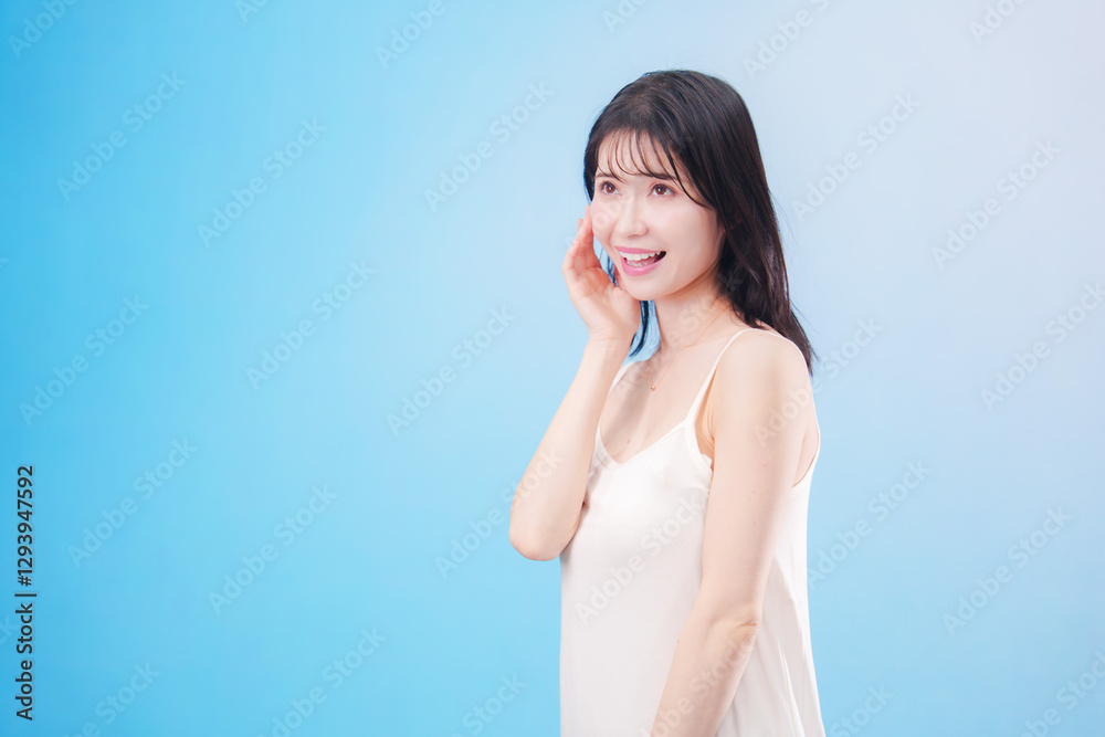 若い女性のビューティーイメージ(水色背景) 若い女性のビューティーイメージ(水色背景)