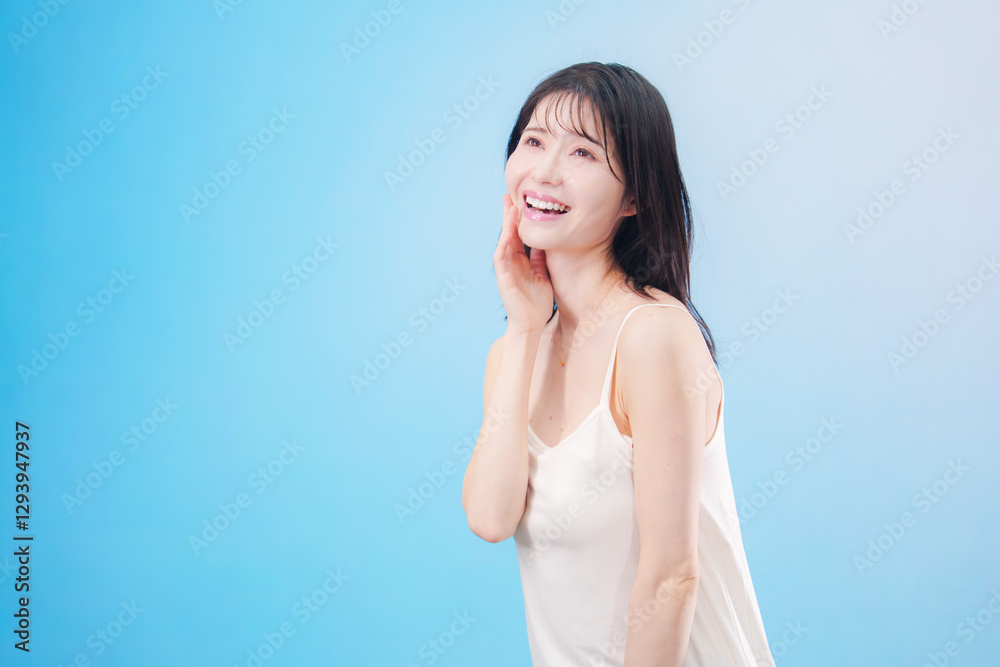 Fototapeta premium 若い女性のビューティーイメージ（水色背景）