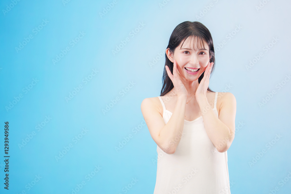 若い女性のビューティーイメージ（水色背景）