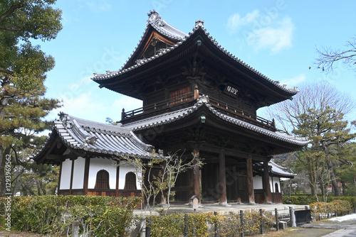 京都市東山区 建仁寺の雄大な三門 photo