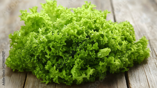 Frischer Endiviensalat auf rustikalem Holztisch – Gesund, knackig und natürlich  

