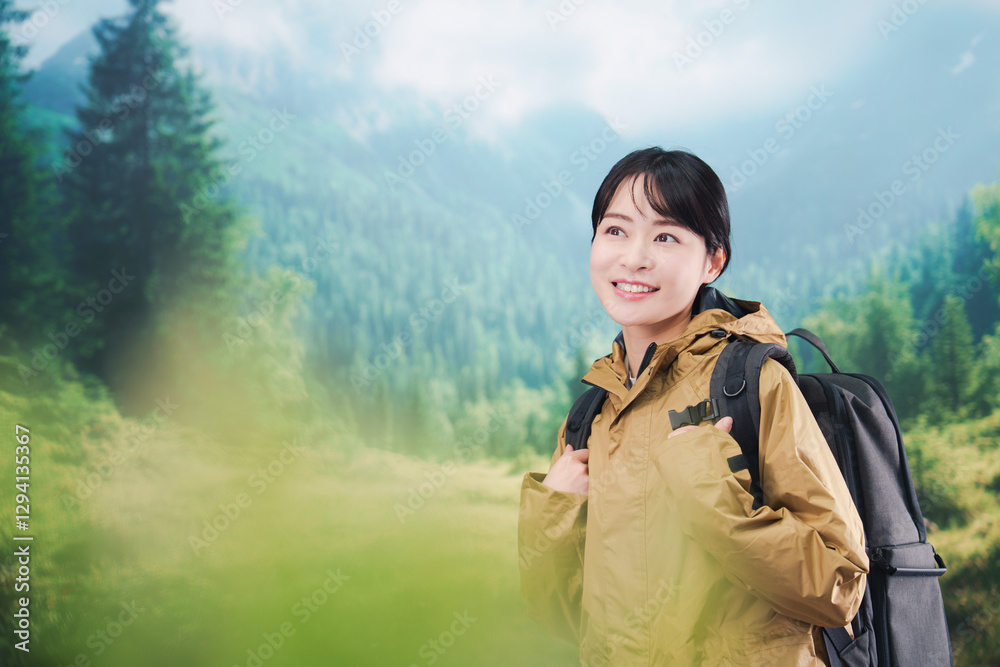 山登りを楽しむ若い女性 山登りを楽しむ若い女性