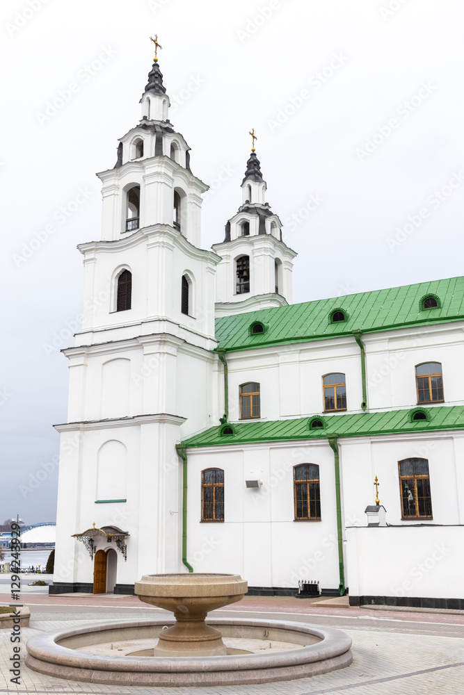 Obraz premium Minsk Cathedral of the Holy Spirit on a winter day, vertical photo