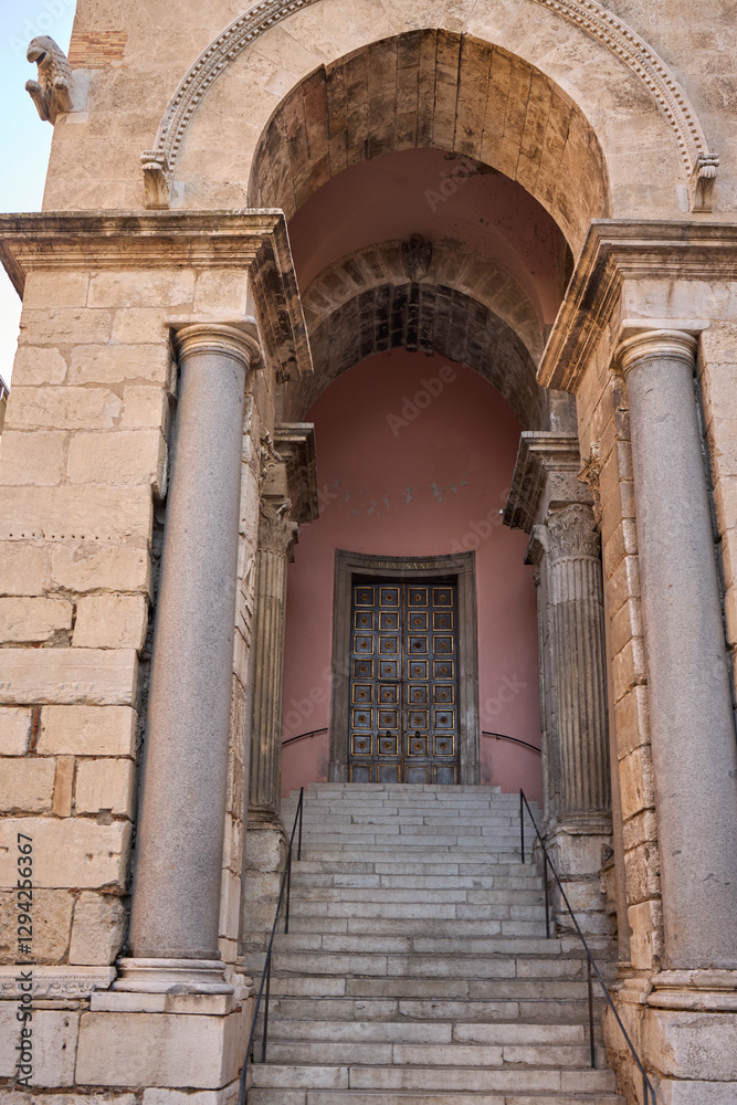 Obraz premium Historic Building Exterior with Arched Entrance