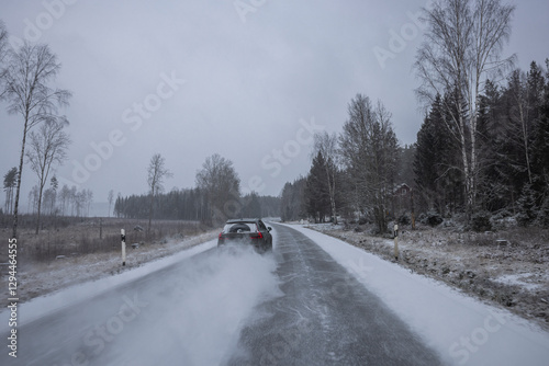 Verschneite Landstrasse mit Schneefahrbahn im  Winter