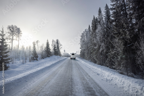 Camper auf einer vereisten Schneefahrbahn im Winter