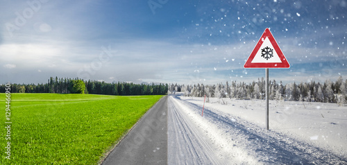Wechsel von Winterfahrbahn zu sommerfahrbahn auf einer Landstrasse