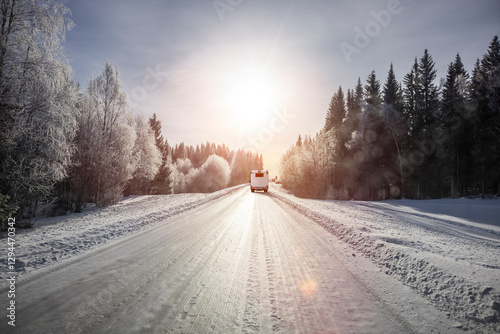 Camper auf einer vereisten Schneefahrbahn im Winter