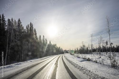 Verschneite Landstrasse mit Schneefahrbahn im  Winter