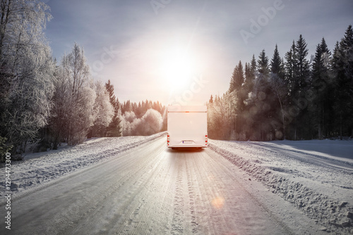 Camper auf einer vereisten Schneefahrbahn im Winter