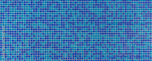 Blaue Kacheln eine alten Schwimmbades
