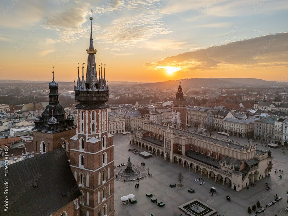 Fototapeta premium Rynek Główny w Krakowie z widokiem na Sukiennice podczas zachodu słońca widziany z lotu ptaka