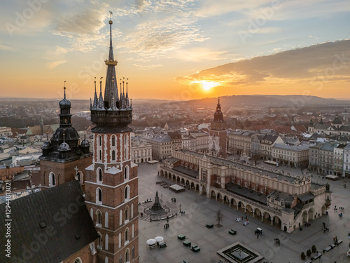 Rynek Główny w Krakowie z widokiem na Sukiennice podczas zachodu słońca widziany z lotu ptaka