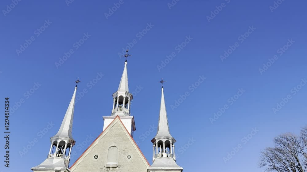 un clocher d'église avec un ciel bleu