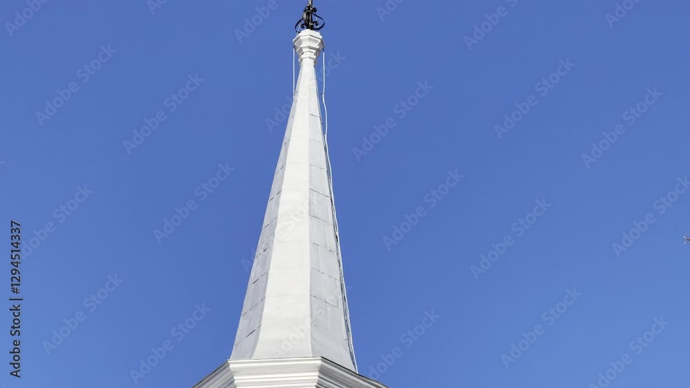 un clocher d'église avec un ciel bleu