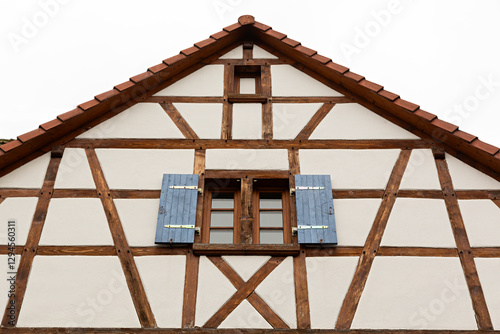 Fachada de casa con entramado de madera en la Alsacia, Francia. photo