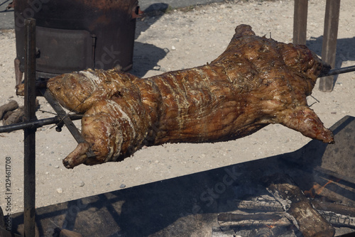 Obraz na plátně Cochon grillé à la broche