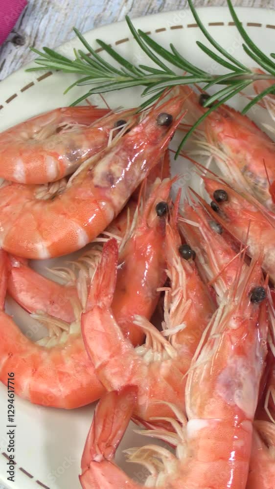 assiette de crevettes et mayonnaise, en gros plan assiette de crevettes et mayonnaise, en gros plan