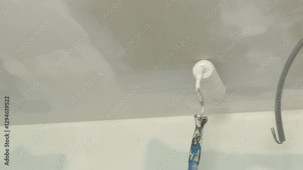 peinture blanche au rouleau sur un plafond